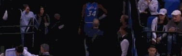 这球够硬！恩比德顶翻小卡特扣篮2+1 后者回更衣室