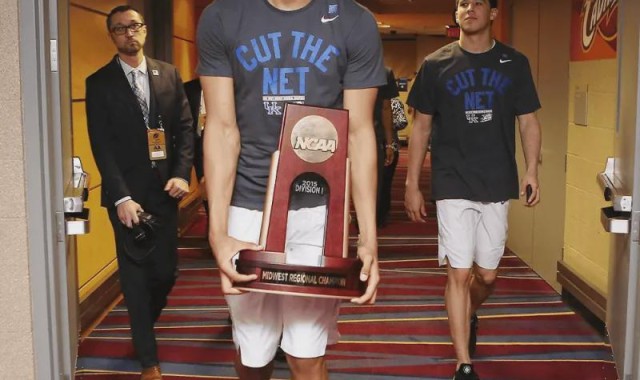 荣耀时刻！肯塔基大学男篮官媒祝贺唐斯入选母校体育名人堂