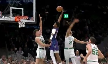 米勒径直杀入禁区上演精彩隔人暴扣，随后手腕不适下场休息