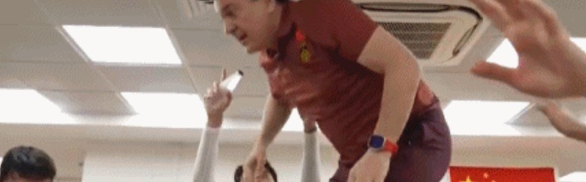 球员起哄！安东尼奥罕见失控，站桌上跳旋转舞，球迷：想起陈戌源