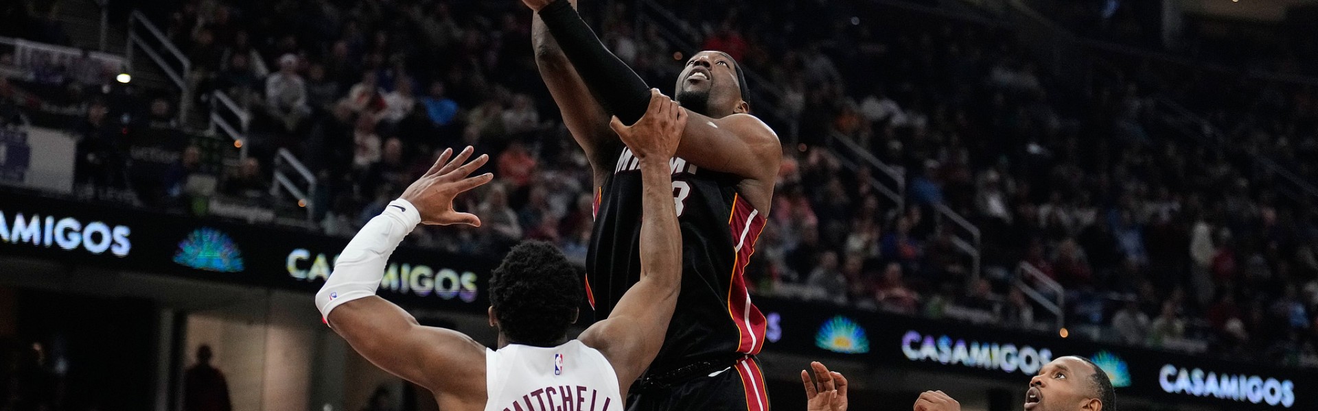 阿德巴约17+10+7米切尔28分 热火力克骑士止住5连败