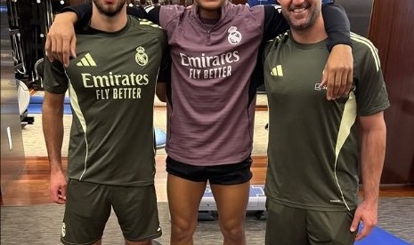 努力康复！姆巴佩晒与体能教练和理疗师合照：全看努力💪🏽