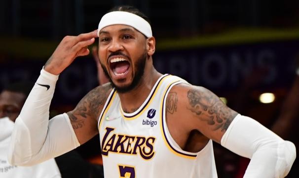 37岁的甜瓜和36岁的老詹拼了，湖人终于拿到首胜