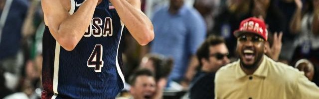 库里致命四连击引爆社媒 整个世界再次为其惊叹