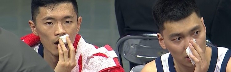 复刻CBA名场面！场边陈林坚和陈培东同时拿纸巾擦拭血迹