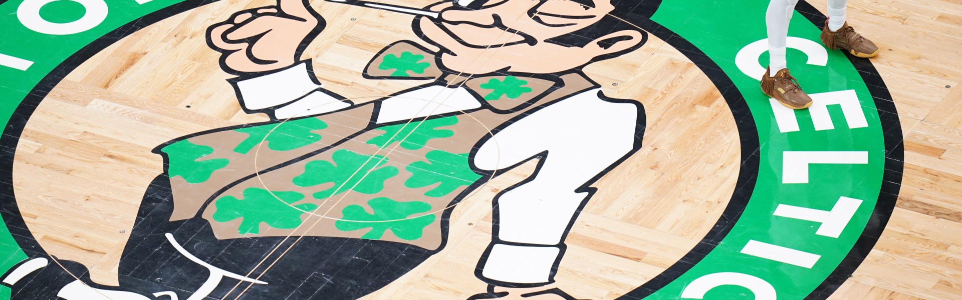 字母在主场被嘘？小莫：他肯定要走了 欧文就是被嘘才离开绿军的