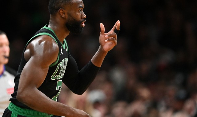 传球进化中！杰伦·布朗送出12次助攻 创常规赛生涯纪录