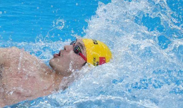 脸色惨白步伐略显沉重 混采区的徐嘉余令人心疼