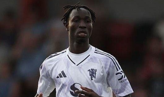 记者：曼联小将塞古-科内在洛桑体育训练，还踢了一场友谊赛