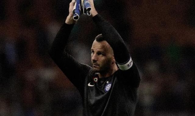 455场166次零封，38岁“圣汉达”结束11年蓝黑生涯