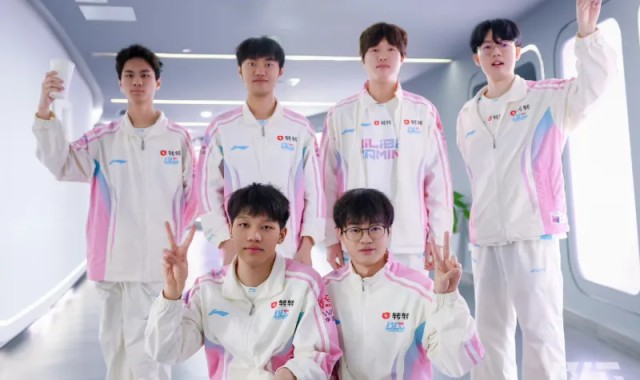 战胜JDG后，BLG分享赛场合照：锋芒所向